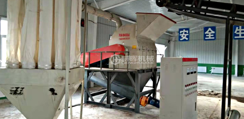 1500型鋸末粉碎機(jī)現(xiàn)場(chǎng)大型錘片式粉碎機(jī)現(xiàn)場(chǎng)