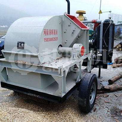 四川宜賓6臺移動柴油粉碎機(jī)6臺大型移動柴油木削