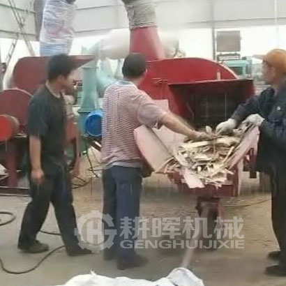 樹(shù)皮切斷粉碎一體機(jī)視頻樹(shù)皮切碎一體機(jī)現(xiàn)場(chǎng)